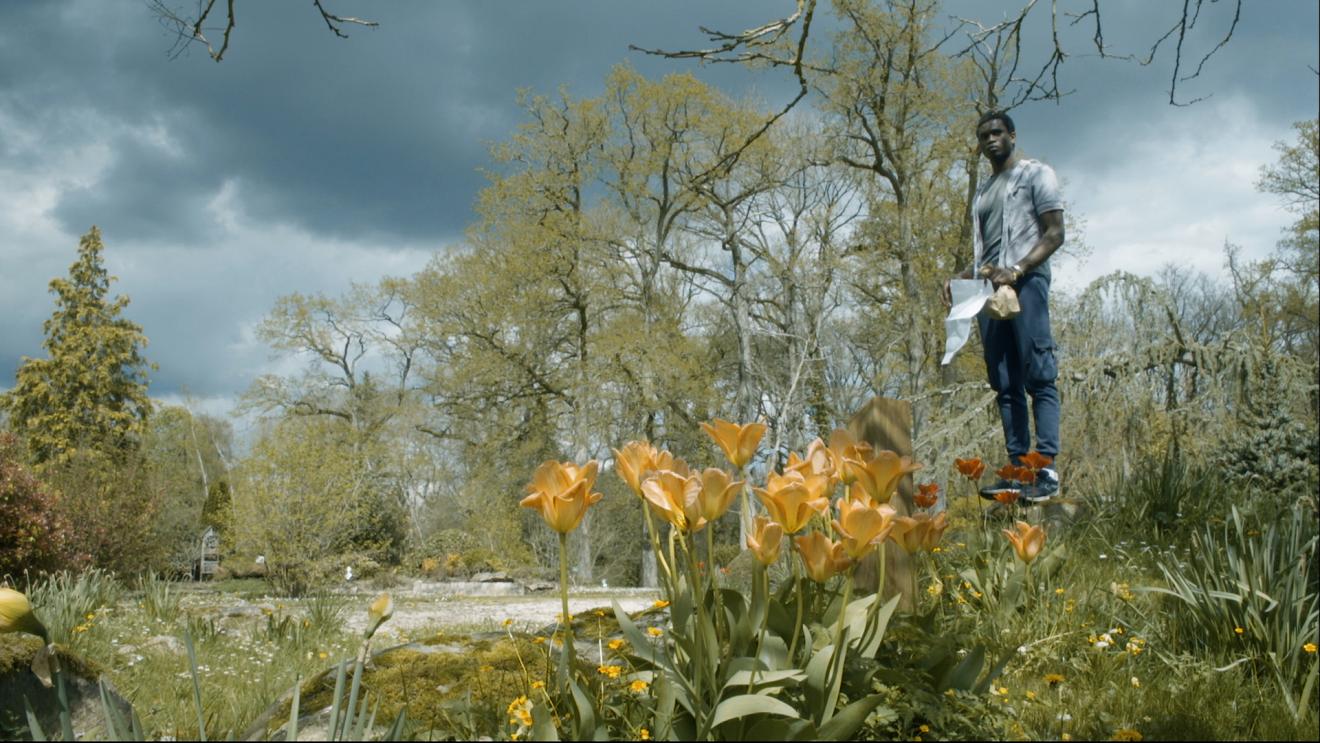 Étudiant dans jardin