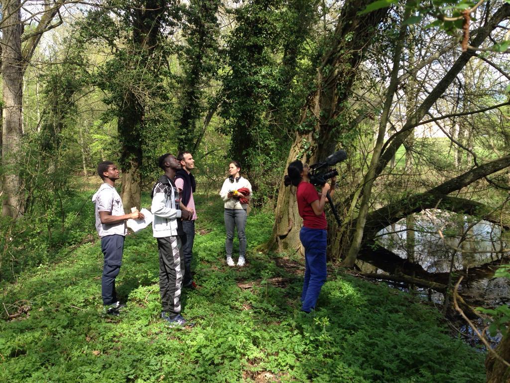 Étudiants et réalisatrice dans la forêt