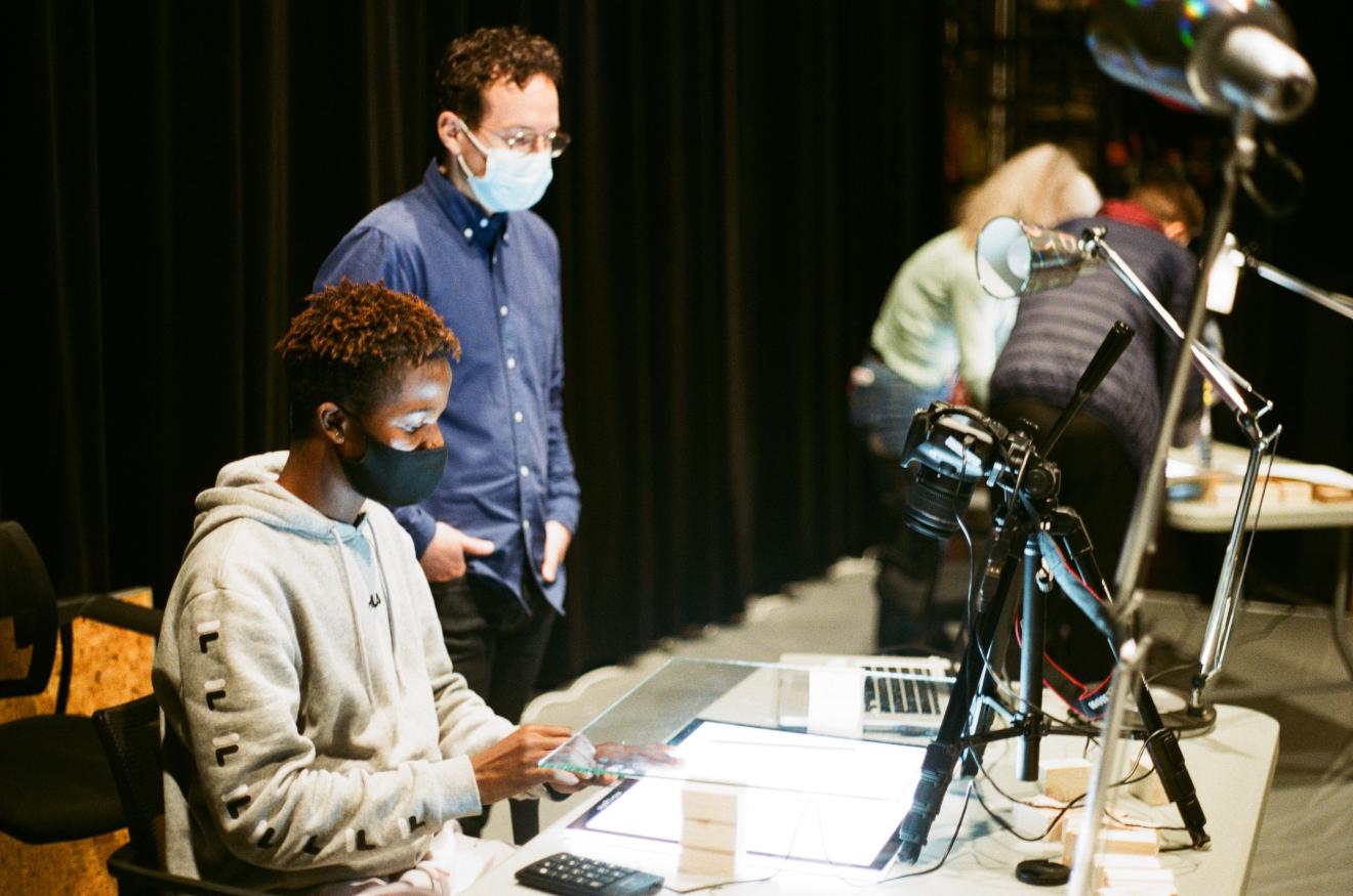 Jeunes en train de s'exercer au cinéma d'animation