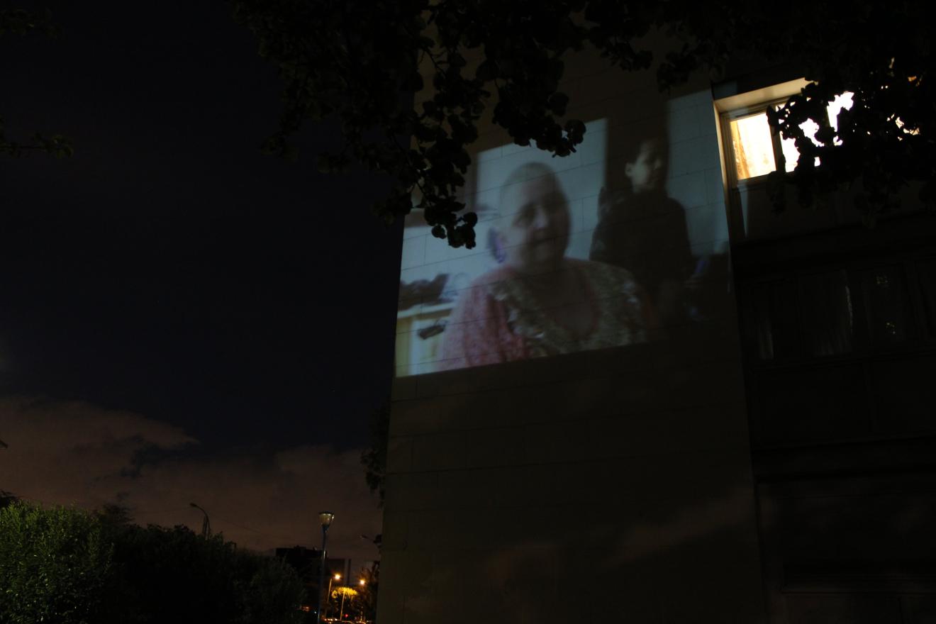 Projection sur un mur de nuit 