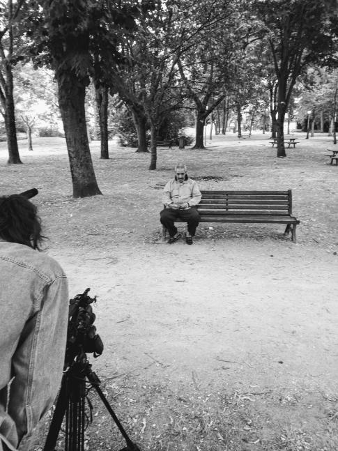 Tournage extérieur homme sur un banc