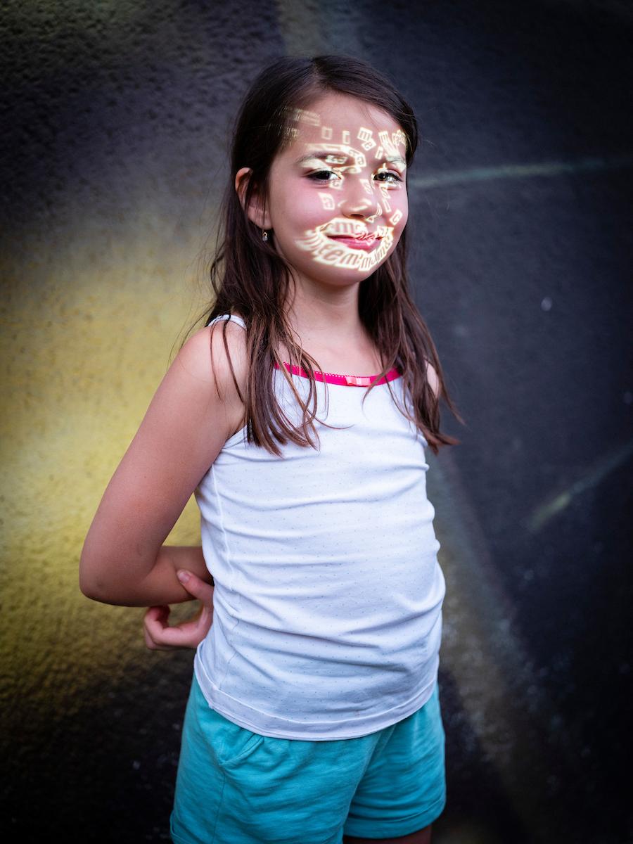 Projection d'images sur le visage d'une petite fille