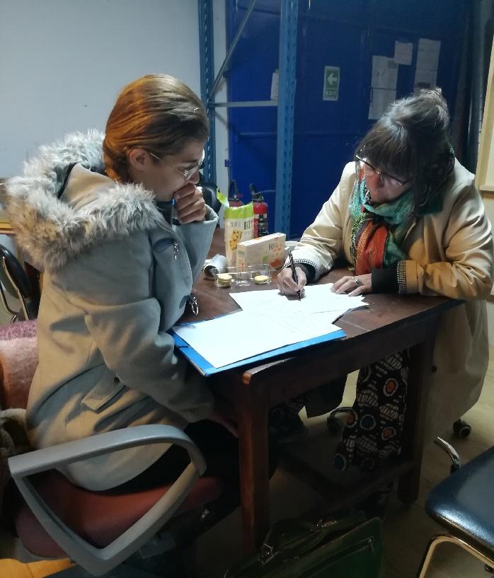 Manuela Frésil guide une des femmes dans la réécriture de son texte